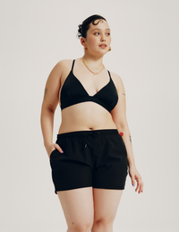Felixe (she/her) has 44” hips and is wearing a size XL | Black